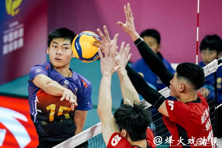 19岁“小孩哥”王泊涵接过金牌教头沈琼15号球衣,中国男排主攻线新星诞生 19岁“小孩哥”王泊涵接过金牌教头沈琼15号球衣,中国男排主攻线新星诞生